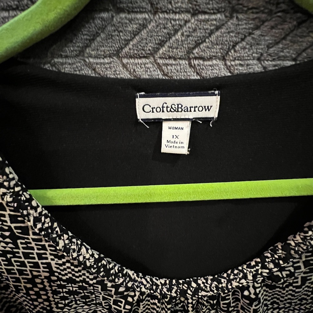 Black/ White Patterned With Black Lining Blouse S… - image 3